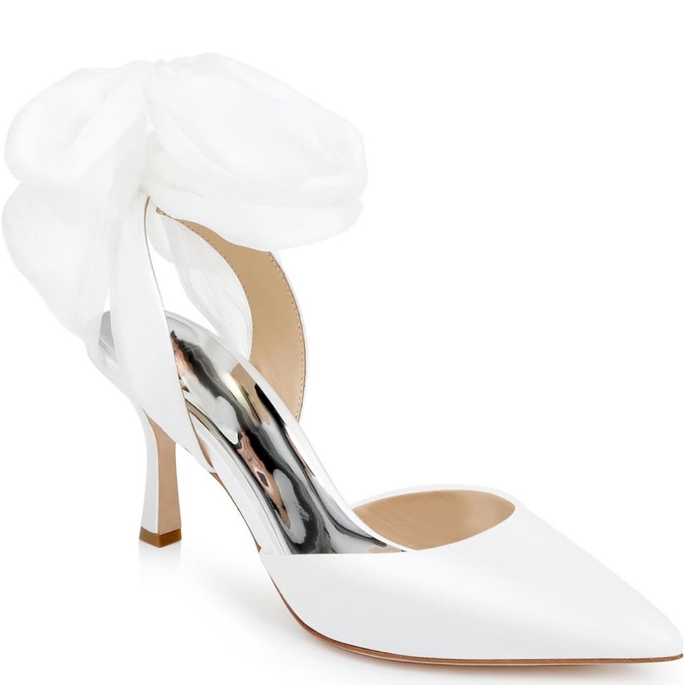 Elegant White Women's Shoe with Bow
